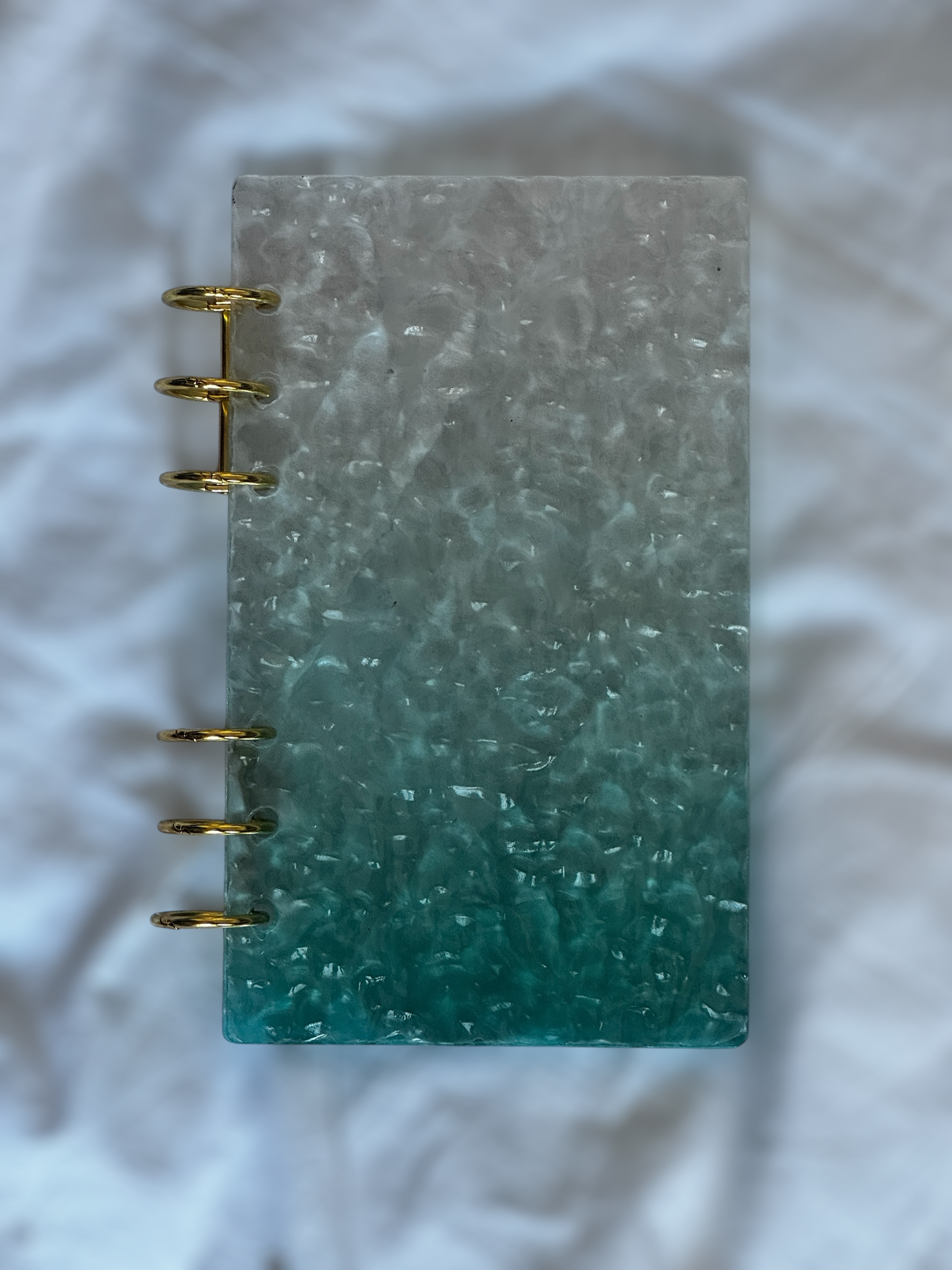 Archivador acrílico A6 – Efecto agua azul (anillas doradas)