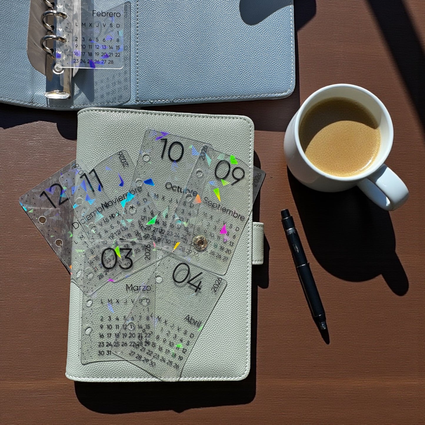 Calendario acrílico holográfico 2026 - Lámina insertable A5, A6, A7.